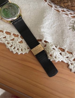 Reloj de pulsera azul marino y dorado