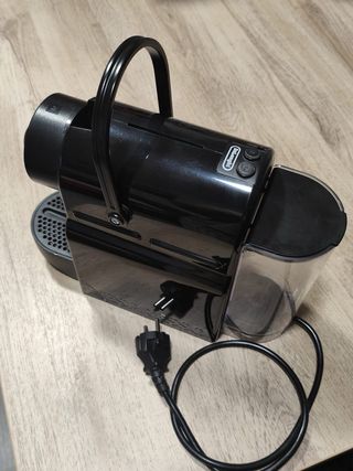 Cafetera Nespresso y dispensador capsulas