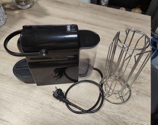 Cafetera Nespresso y dispensador capsulas