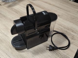 Cafetera Nespresso y dispensador capsulas