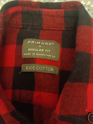 Camisa a cuadros roja y negra