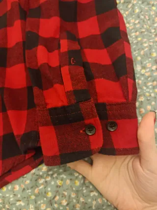 Camisa a cuadros roja y negra