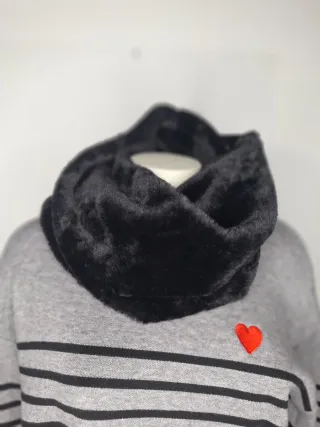 Collo in ecopelliccia nero