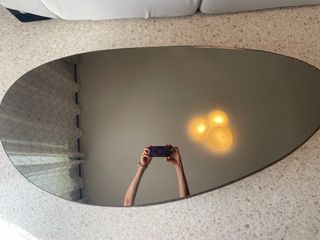 Mesa auxiliar Natuzzi ovalada cristal y tela