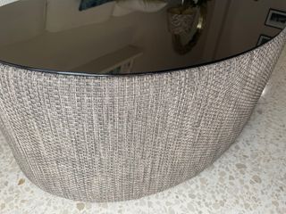 Mesa auxiliar Natuzzi ovalada cristal y tela