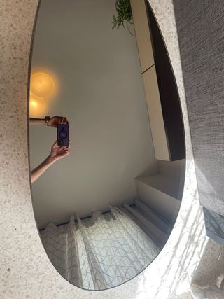 Mesa auxiliar Natuzzi ovalada cristal y tela