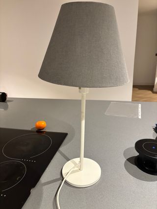 Lámpara de mesa Ikea gris y blanca