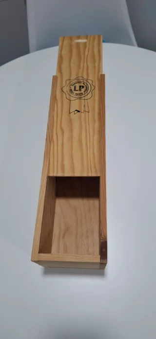 Caja de madera con tapa corredera y con asa .