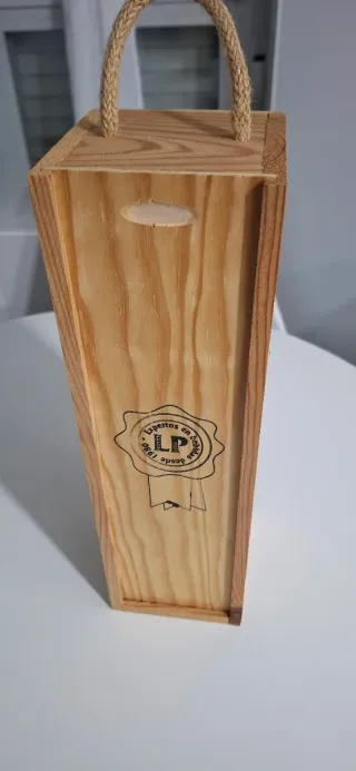 Caja de madera con tapa corredera y con asa .