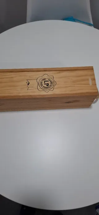 Caja de madera con tapa corredera y con asa .