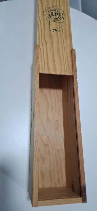 Caja de madera con tapa corredera y con asa .