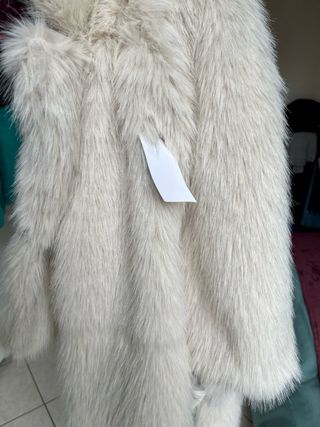 Pelliccia sintetica bianca nuova con cartellino