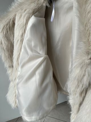 Pelliccia sintetica bianca nuova con cartellino