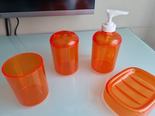 Set bagno arancione in plastica