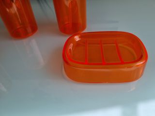 Set bagno arancione in plastica