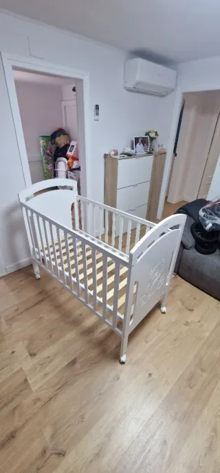 Cuna de bebé blanca