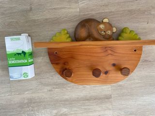 Estantería infantil madera oso y perchas