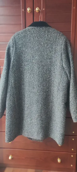 Elegante traje chaqueta y falda