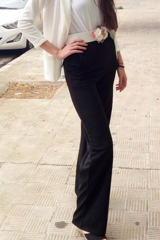 Pantalón ancho pierna con cinturón blanco