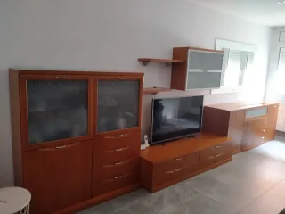 Mueble de comedor madera y cristal.