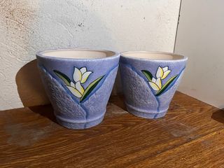 2 Maceteros Cerámica Morado Flores Blancas
