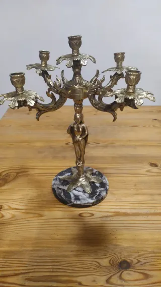 Pareja de candelabros de metal y mármol