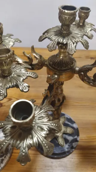 Pareja de candelabros de metal y mármol