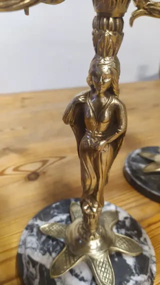 Pareja de candelabros de metal y mármol