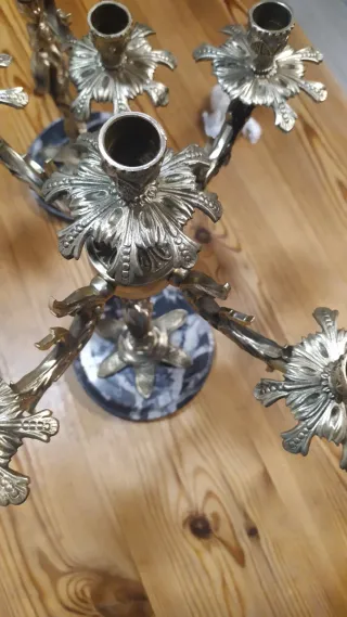 Pareja de candelabros de metal y mármol