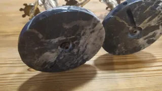 Pareja de candelabros de metal y mármol