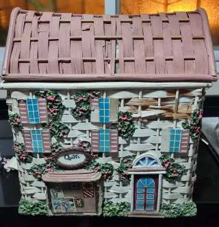 Casa de almacenamiento antigua de mimbre