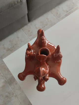 Figura cerámica decorativa gallos