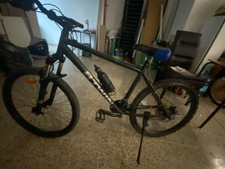 Bicicleta de montaña negra