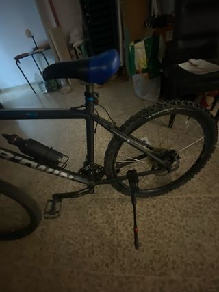 Bicicleta de montaña negra