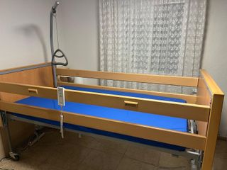 Cama articulada con elevador