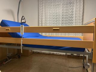 Cama articulada con elevador