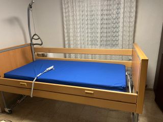 Cama articulada con elevador