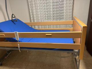 Cama articulada con elevador
