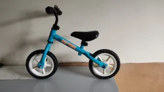 Bicicleta infantil azul poco uso