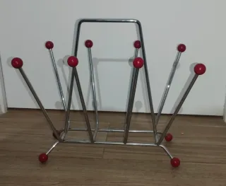 Revistero Metálico con Bolas Rojas