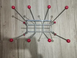 Revistero Metálico con Bolas Rojas