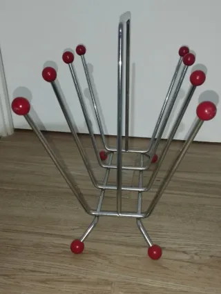 Revistero Metálico con Bolas Rojas