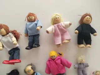 Muñecos casa de muñecas