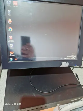 Ordenador para local con la caja para el dinero