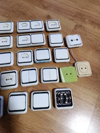 Conjunto Enchufes e Interruptores Simon 3€ UNIDAD.