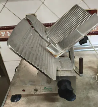 Cortadora de fiambre,.Necesita afilar la cuchilla.