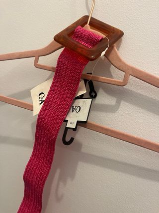 Cinturón rosa nuevo C&A con hebilla tipo carey