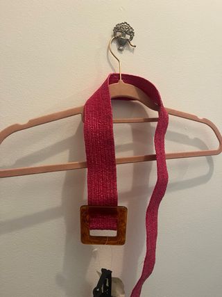 Cinturón rosa nuevo C&A con hebilla tipo carey