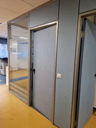 Mamparas divisorias oficina, mesas, sillas...