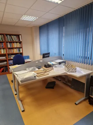 Mamparas divisorias oficina, mesas, sillas...